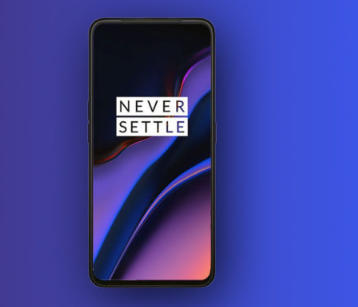 蓝色的OnePlus7Pro智能手机在另一张实时图像中泄露