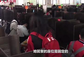 教育新闻：河南郑州第七中学高三学生考场式食堂就餐