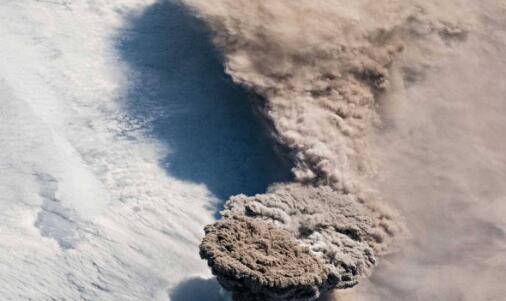 从国际空间站捕捉到的莱科克火山罕见的喷发