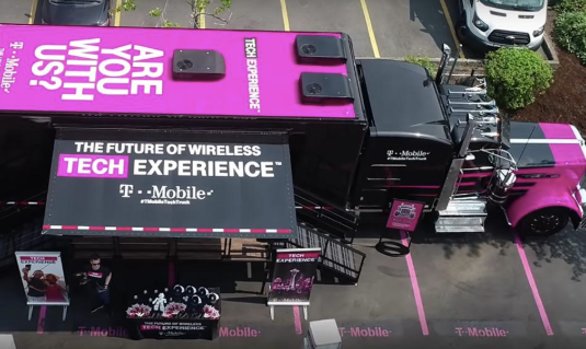 TMobile将一辆半卡车变成了未来派的5G陈列室